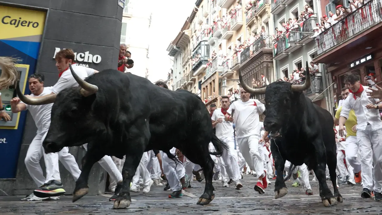 Primer encierro de San Fermín 2025 el día 7 de julio con toros de Fuente Ymbro en el tramo de la Curva de Mercaderes. EFE - JESÚS DIGES (3)