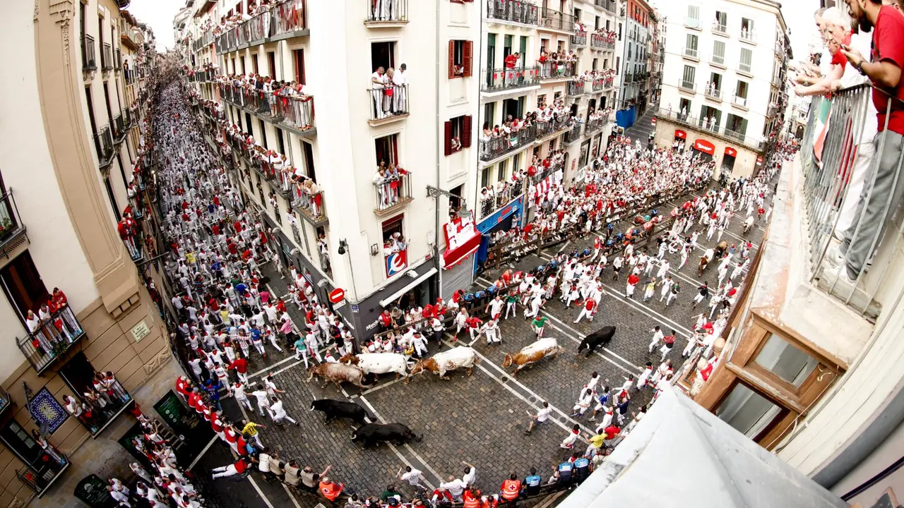 Primer encierro de San Fermín 2025 el día 7 de julio con toros de Fuente Ymbro en el tramo de la Curva de Mercaderes. EFE - JESÚS DIGES (4)