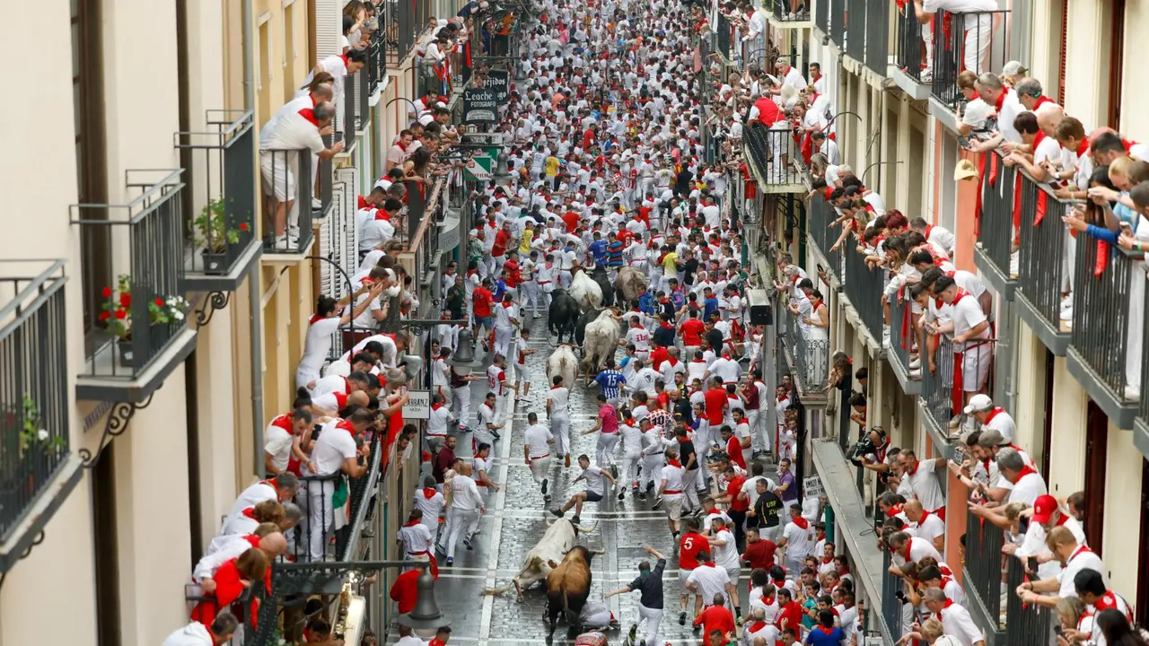 Primer encierro de San Fermín 2025 el día 7 de julio con toros de Fuente Ymbro en el tramo de Estafeta. EFE - JESÚS DIGES (1)