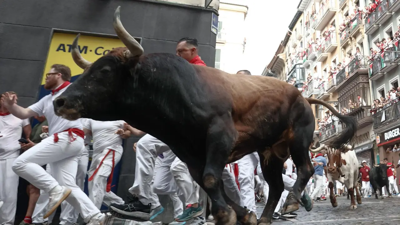 Primer encierro de San Fermín 2025 el día 7 de julio con toros de Fuente Ymbro en el tramo de la Curva de Mercaderes. EFE - JESÚS DIGES (5)