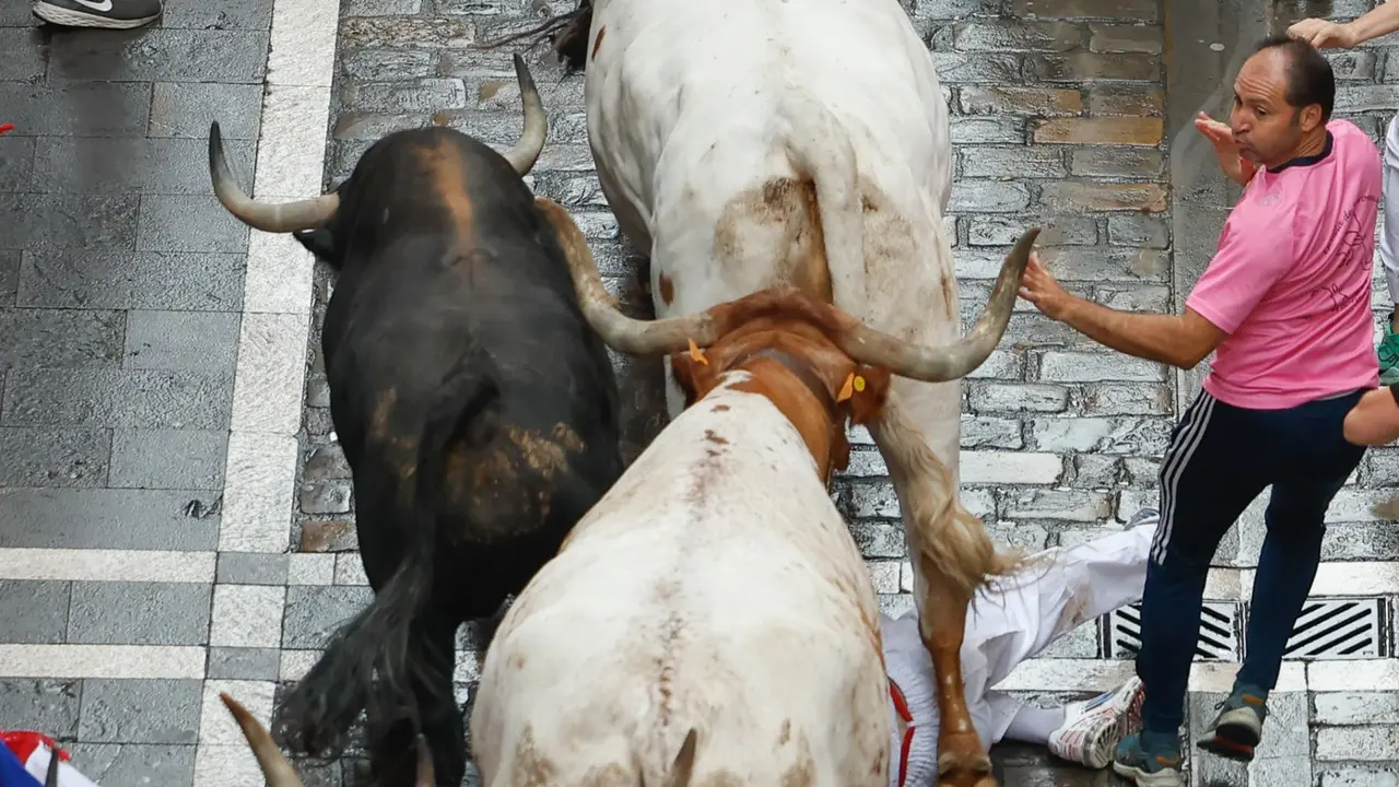 Primer encierro de San Fermín 2025 el día 7 de julio con toros de Fuente Ymbro en el tramo de Estafeta. EFE - JESÚS DIGES (7)