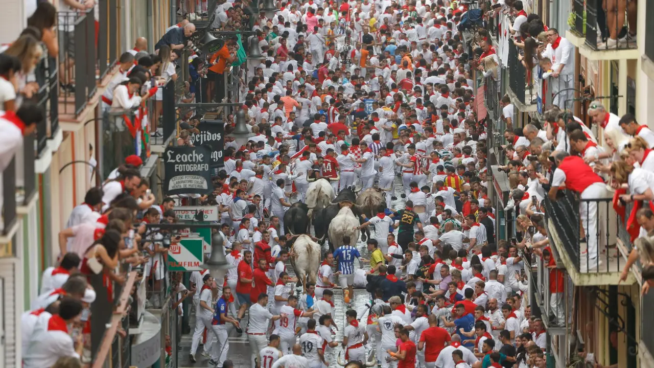 Primer encierro de San Fermín 2025 el día 7 de julio con toros de Fuente Ymbro en el tramo de Estafeta. EFE - JESÚS DIGES (5)