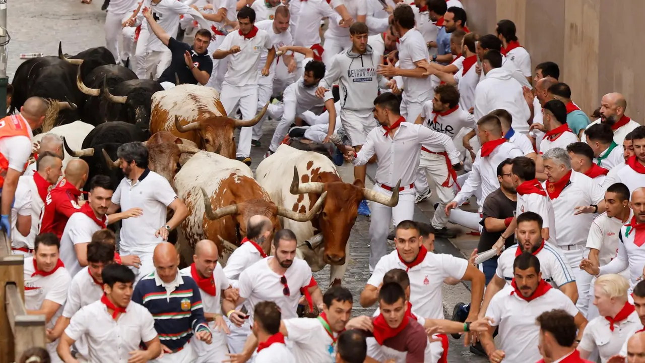 Primer encierro de San Fermín 2025 el día 7 de julio con toros de Fuente Ymbro en el tramo de Santo Domingo. EFE - VILLAR LÓPEZ (3)