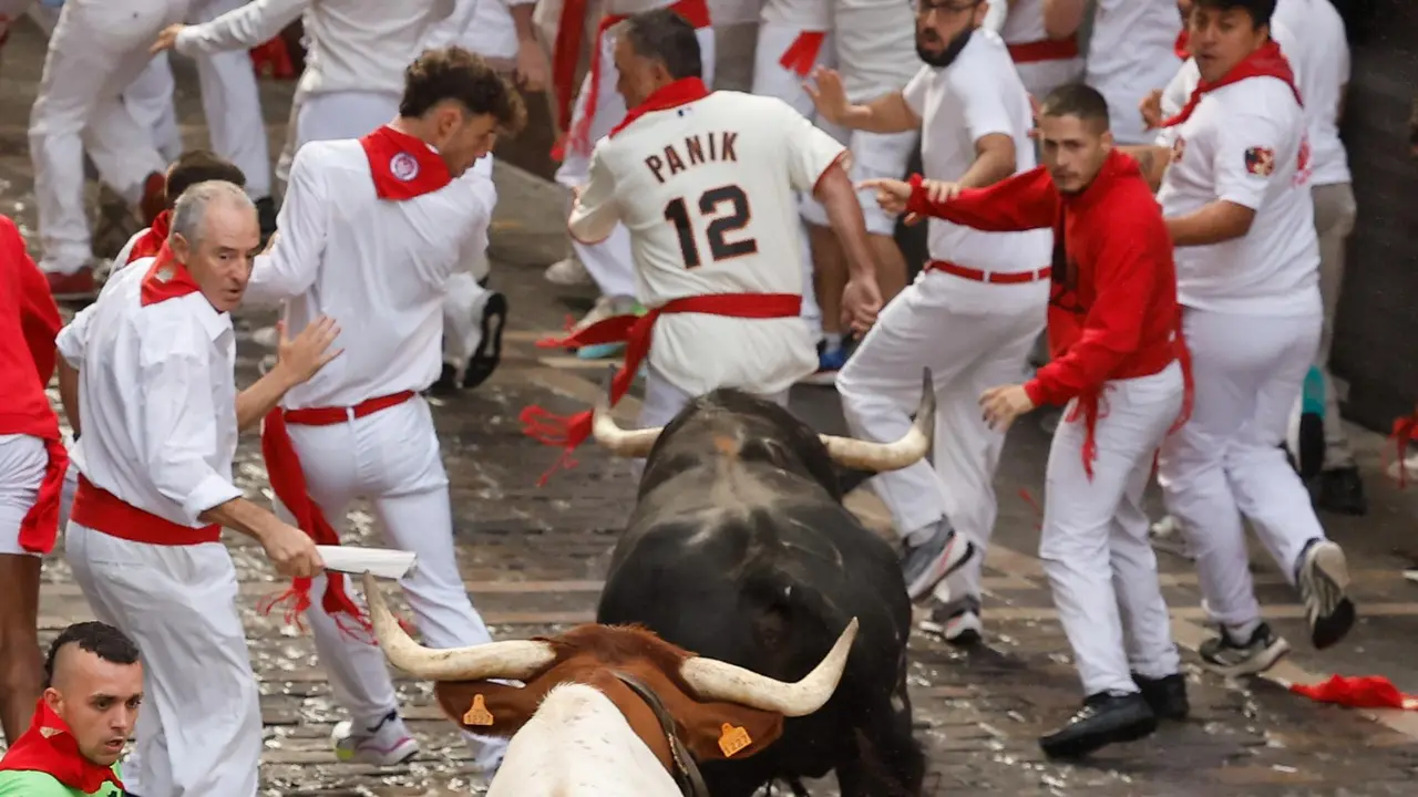 Primer encierro de San Fermín 2025 el día 7 de julio con toros de Fuente Ymbro en el tramo de la Plaza del Ayuntamiento. EFE - VILLAR LÓPEZ (2)