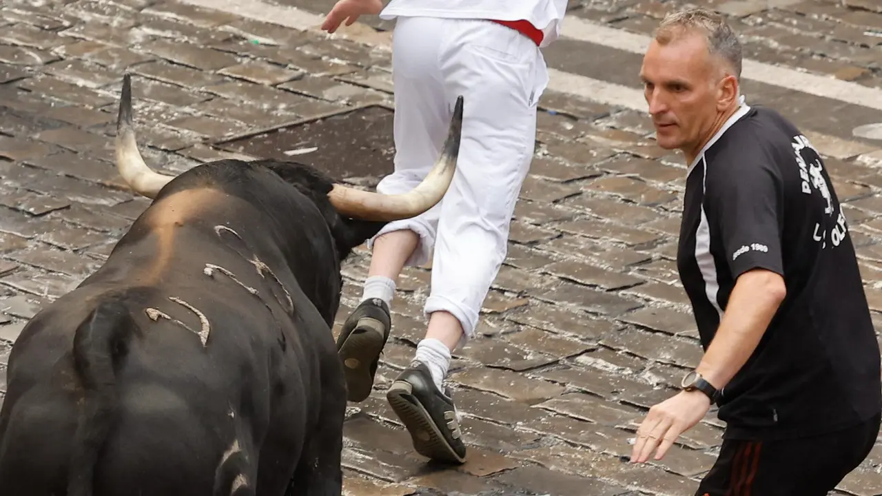 Primer encierro de San Fermín 2025 el día 7 de julio con toros de Fuente Ymbro en el tramo de la Plaza del Ayuntamiento. EFE - VILLAR LÓPEZ (3)