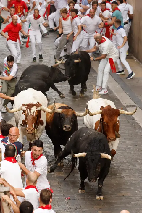 Primer encierro de San Fermín 2025 el día 7 de julio con toros de Fuente Ymbro en el tramo de Santo Domingo. EFE - VILLAR LÓPEZ (5)