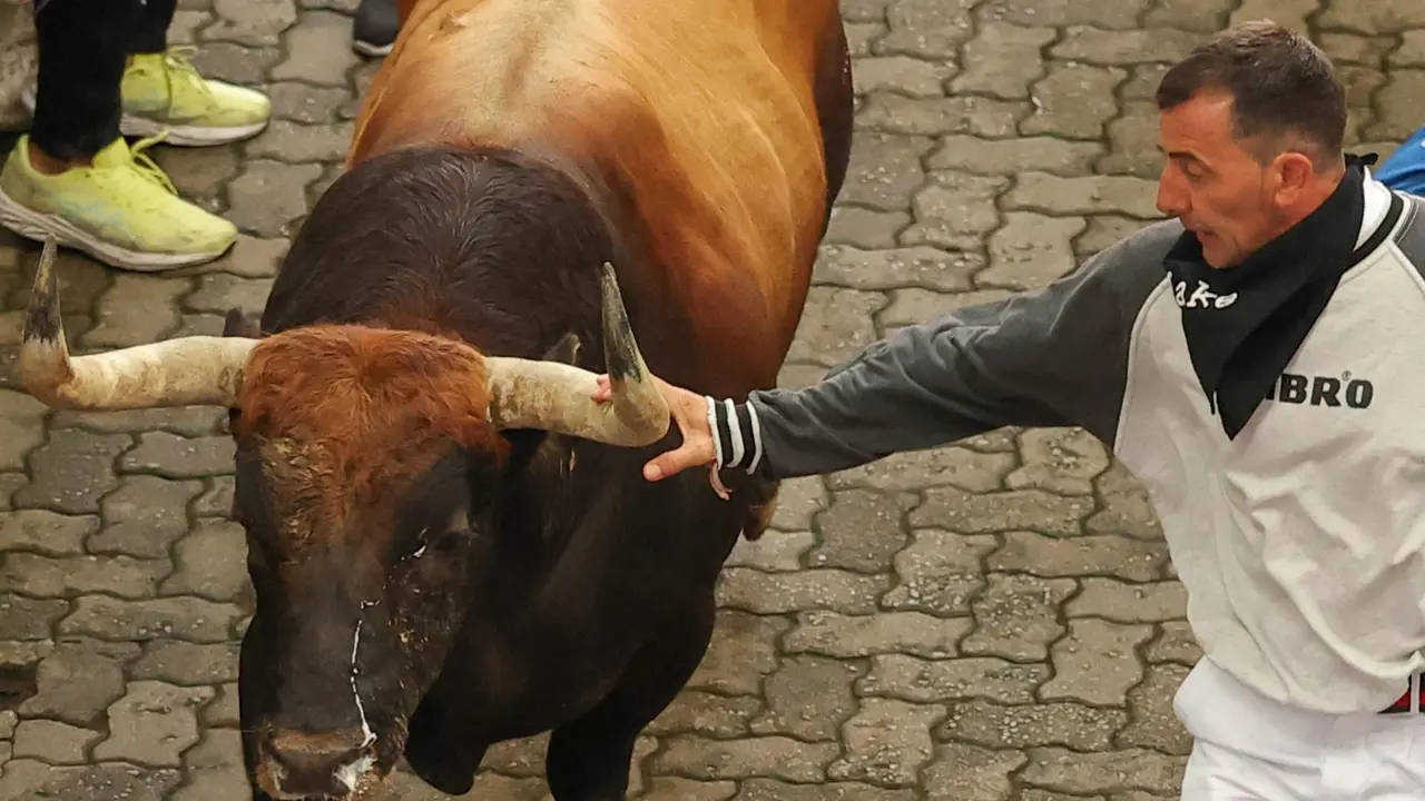 Primer encierro de San Fermín 2025 el día 7 de julio con toros de Fuente Ymbro en la bajada al Callejón. EFE - J.P. URDIROZ (5)