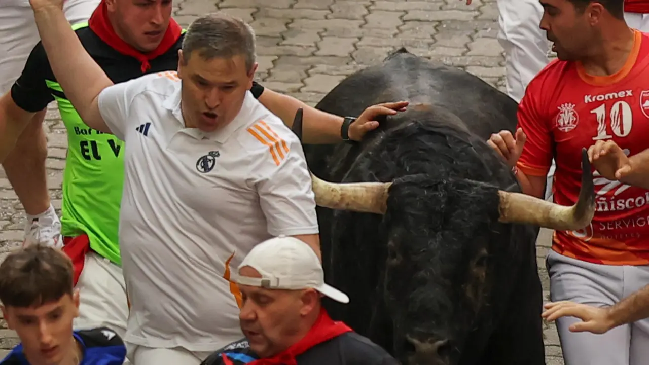 Primer encierro de San Fermín 2025 el día 7 de julio con toros de Fuente Ymbro en la bajada al Callejón. EFE - J.P. URDIROZ (6)
