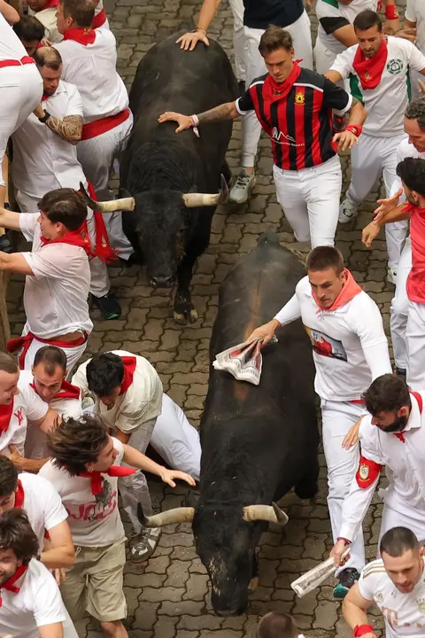 Primer encierro de San Fermín 2025 el día 7 de julio con toros de Fuente Ymbro en la bajada al Callejón. EFE - J.P. URDIROZ (8)