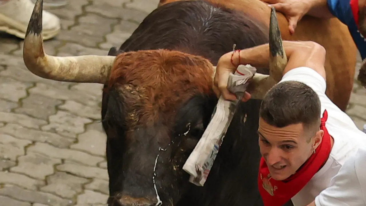 Primer encierro de San Fermín 2025 el día 7 de julio con toros de Fuente Ymbro en la bajada al Callejón. EFE - J.P. URDIROZ (9)