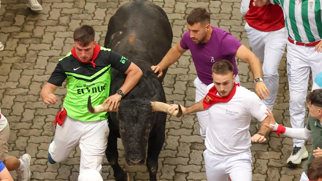 Primer encierro de San Fermín 2025 el día 7 de julio con toros de Fuente Ymbro en la bajada al Callejón. EFE - J.P. URDIROZ (1)