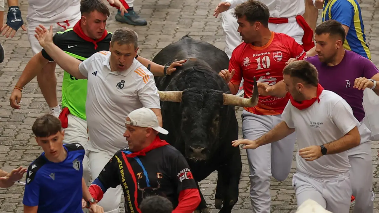 Primer encierro de San Fermín 2025 el día 7 de julio con toros de Fuente Ymbro en la bajada al Callejón. EFE - J.P. URDIROZ (2)