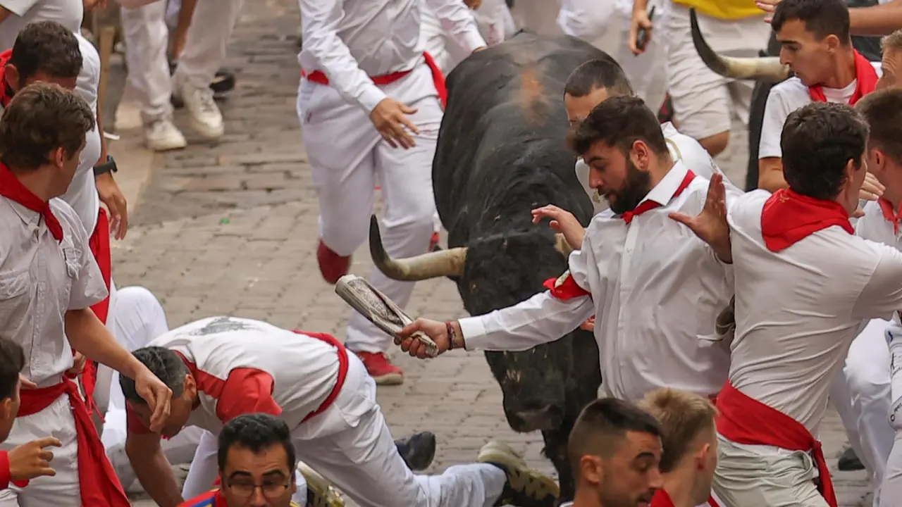 Primer encierro de San Fermín 2025 el día 7 de julio con toros de Fuente Ymbro en la bajada al Callejón. EFE - J.P. URDIROZ (3)