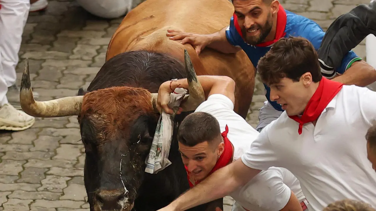 Primer encierro de San Fermín 2025 el día 7 de julio con toros de Fuente Ymbro en la bajada al Callejón. EFE - J.P. URDIROZ (4)