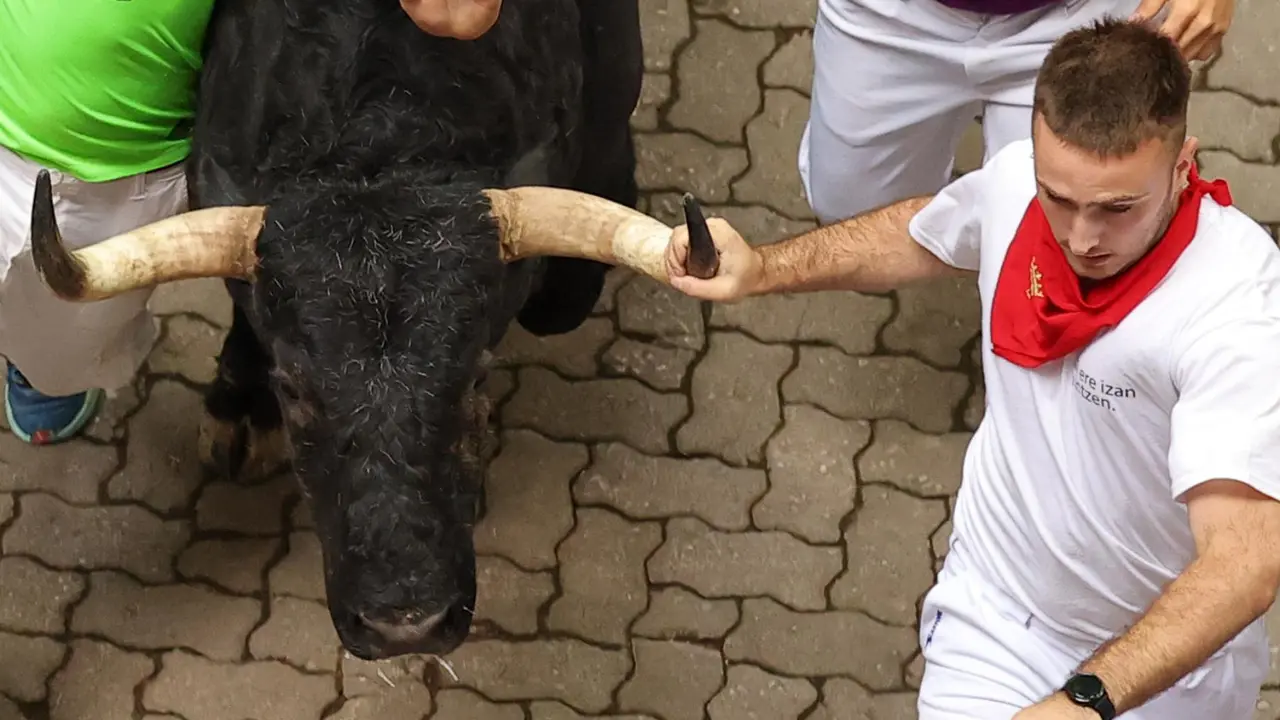 Primer encierro de San Fermín 2025 el día 7 de julio con toros de Fuente Ymbro en la bajada al Callejón. EFE - J.P. URDIROZ (7)