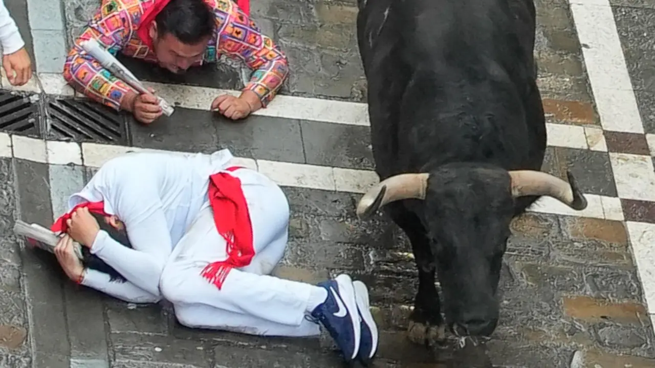 Primer encierro de San Fermín 2025 el día 7 de julio con toros de Fuente Ymbro en el tramo de Estafeta. EFE - AINHOA TEJERINA (1)