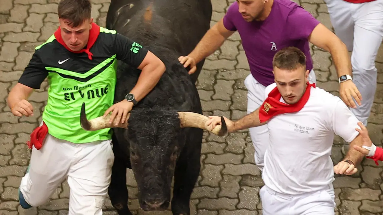 Primer encierro de San Fermín 2025 el día 7 de julio con toros de Fuente Ymbro en la bajada al Callejón. EFE - J.P. URDIROZ (11)