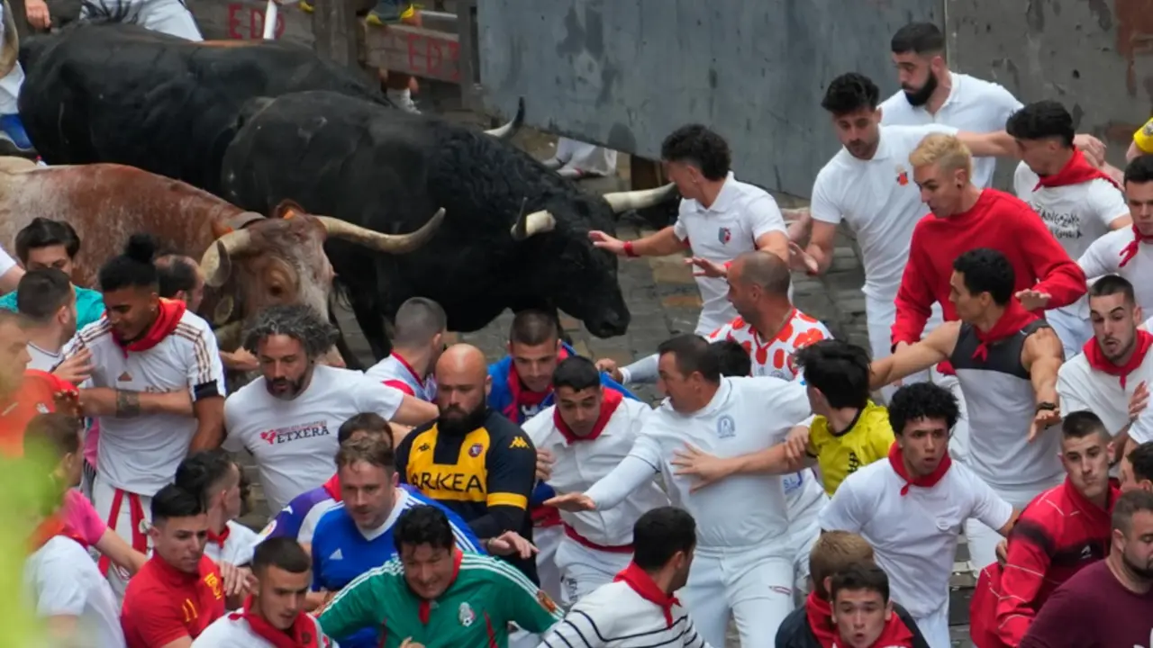 Primer encierro de San Fermín 2025 el día 7 de julio con toros de Fuente Ymbro en el tramo de Estafeta. EFE - AINHOA TEJERINA (2)