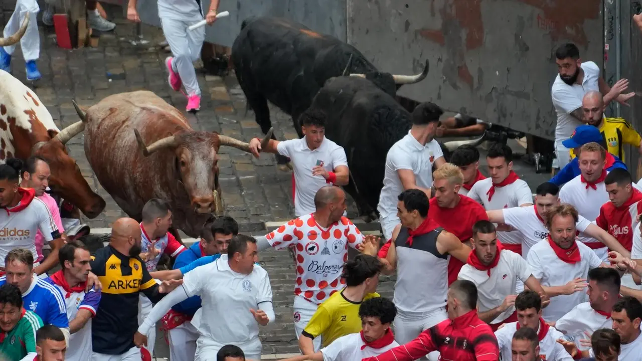Primer encierro de San Fermín 2025 el día 7 de julio con toros de Fuente Ymbro en el tramo de Estafeta. EFE - AINHOA TEJERINA (3)