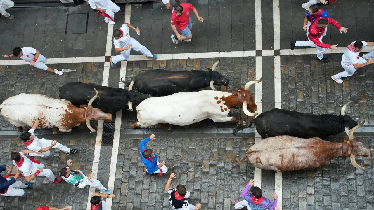 Primer encierro de San Fermín 2025 el día 7 de julio con toros de Fuente Ymbro en el tramo de Estafeta. EFE - AINHOA TEJERINA (4)