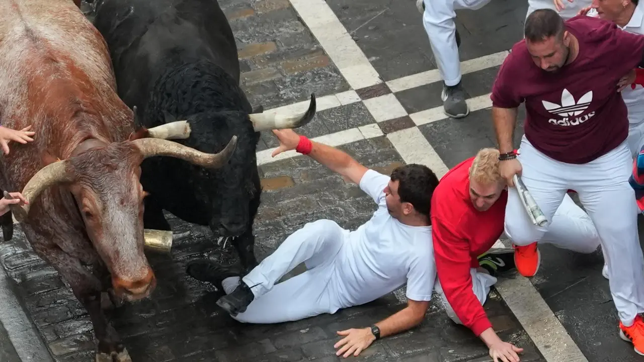 Primer encierro de San Fermín 2025 el día 7 de julio con toros de Fuente Ymbro en el tramo de Estafeta. EFE - AINHOA TEJERINA (5)