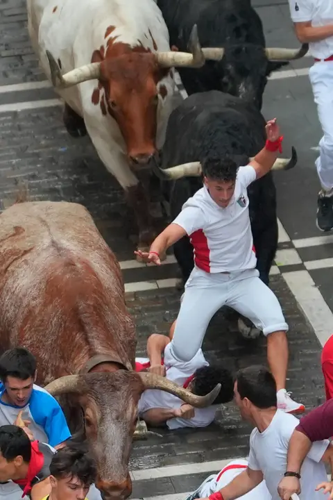 Primer encierro de San Fermín 2025 el día 7 de julio con toros de Fuente Ymbro en el tramo de Estafeta. EFE - AINHOA TEJERINA (6)