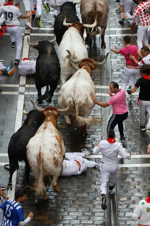 Primer encierro de San Fermín 2025 el día 7 de julio con toros de Fuente Ymbro en el tramo de Estafeta. EFE - JESÚS DIGES (1)