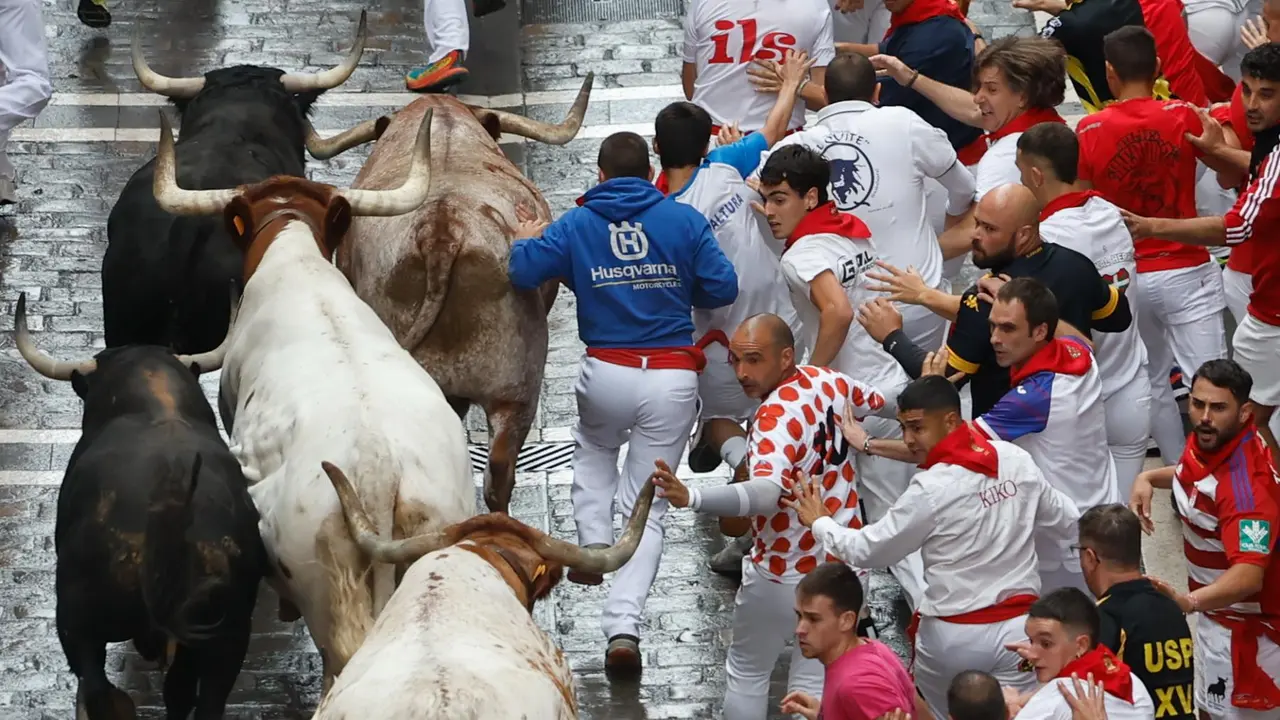 Primer encierro de San Fermín 2025 el día 7 de julio con toros de Fuente Ymbro en el tramo de Estafeta. EFE - JESÚS DIGES (2)