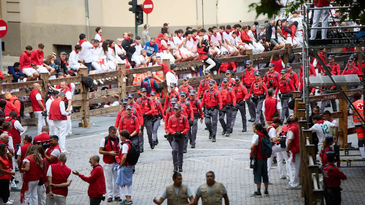Primer encierro de San Fermín 2025 con toros de Fuente Ymbro en el tramo de Telefónica y el callejón de entrada a la plaza. IÑIGO ALZUGARAY