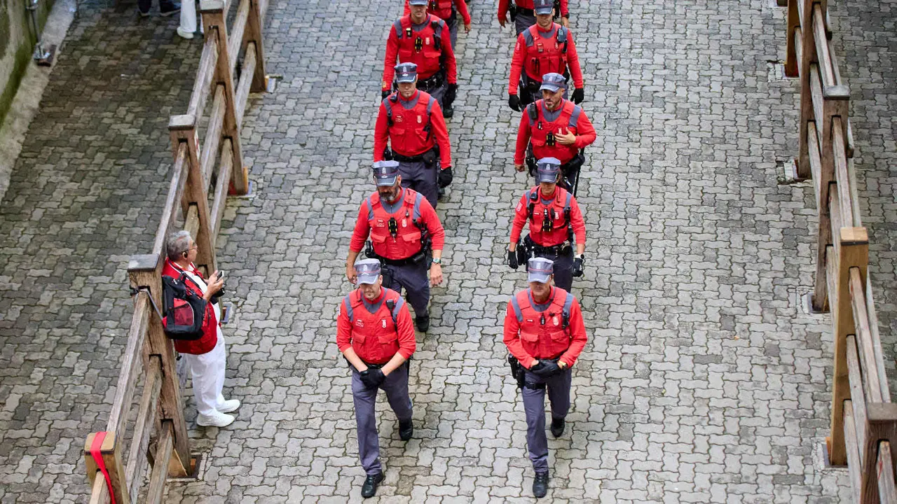 Primer encierro de San Fermín 2025 con toros de Fuente Ymbro en el tramo de Telefónica y el callejón de entrada a la plaza. IÑIGO ALZUGARAY