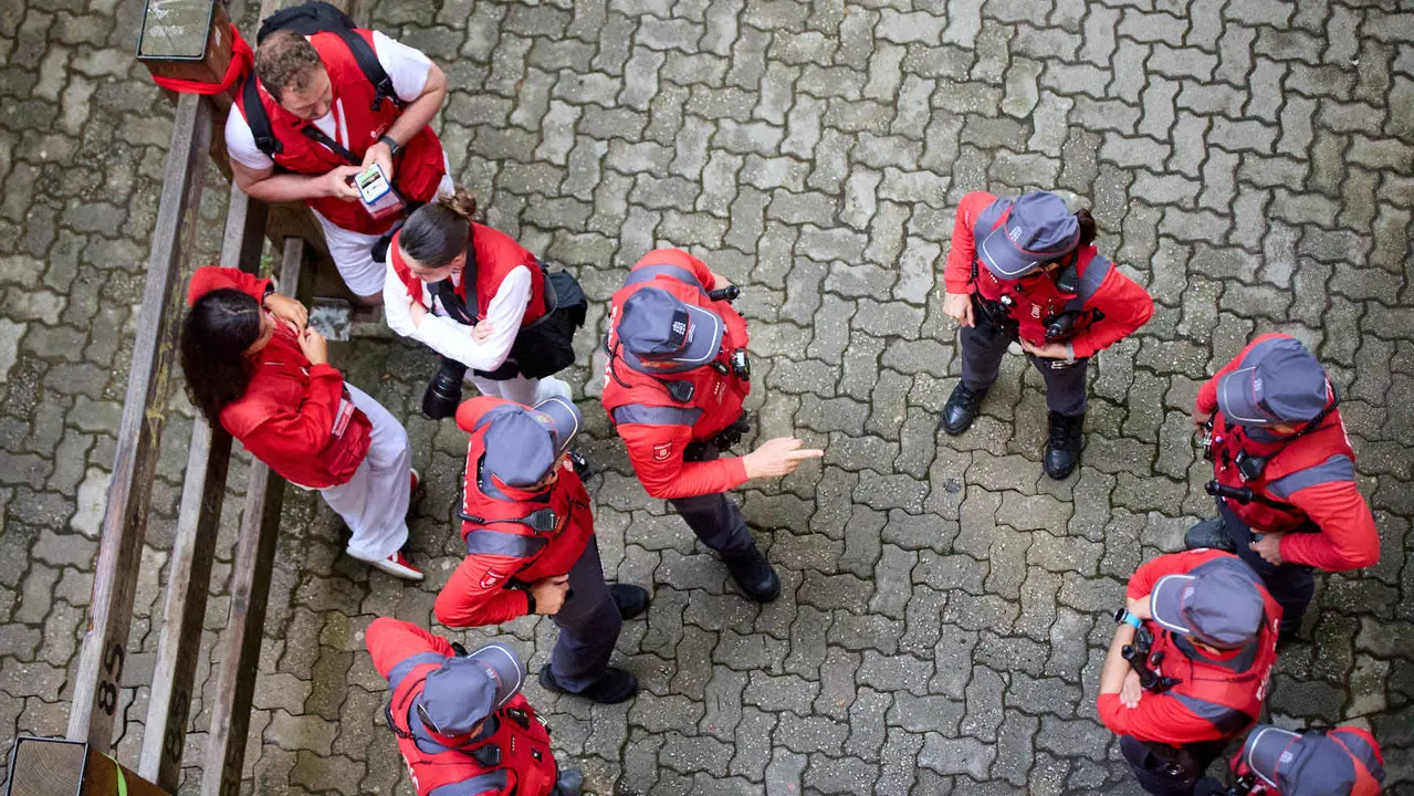 Primer encierro de San Fermín 2025 con toros de Fuente Ymbro en el tramo de Telefónica y el callejón de entrada a la plaza. IÑIGO ALZUGARAY