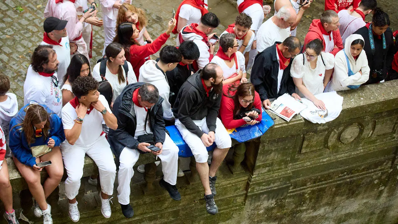 Primer encierro de San Fermín 2025 con toros de Fuente Ymbro en el tramo de Telefónica y el callejón de entrada a la plaza. IÑIGO ALZUGARAY