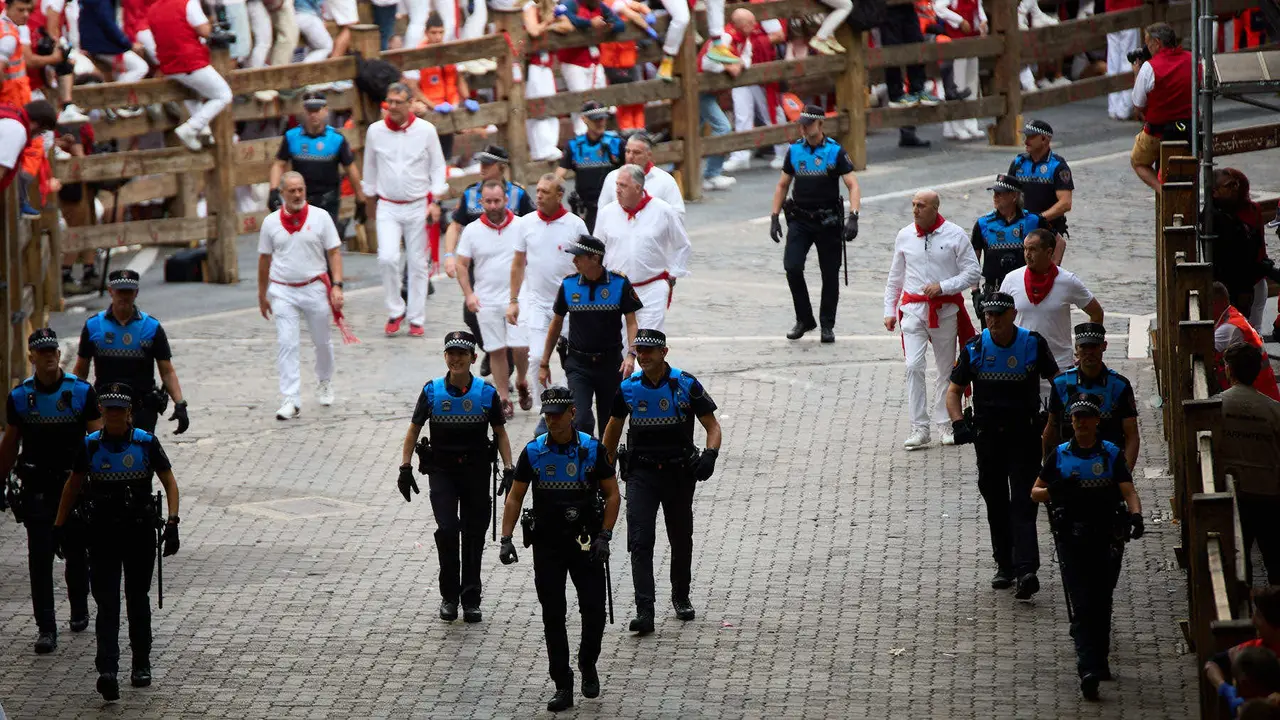 Primer encierro de San Fermín 2025 con toros de Fuente Ymbro en el tramo de Telefónica y el callejón de entrada a la plaza. IÑIGO ALZUGARAY