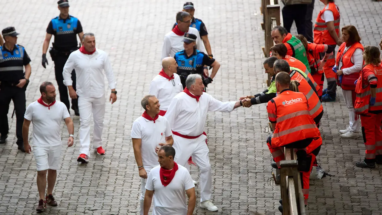 Primer encierro de San Fermín 2025 con toros de Fuente Ymbro en el tramo de Telefónica y el callejón de entrada a la plaza. IÑIGO ALZUGARAY