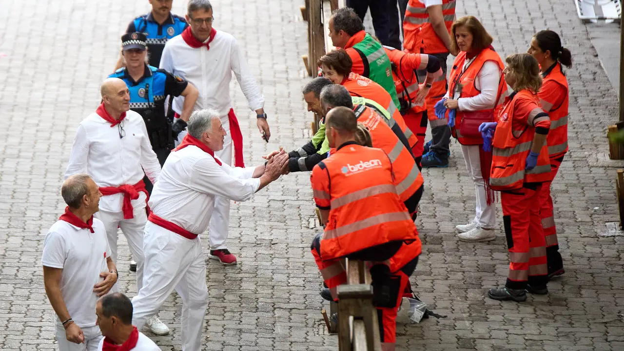 Primer encierro de San Fermín 2025 con toros de Fuente Ymbro en el tramo de Telefónica y el callejón de entrada a la plaza. IÑIGO ALZUGARAY