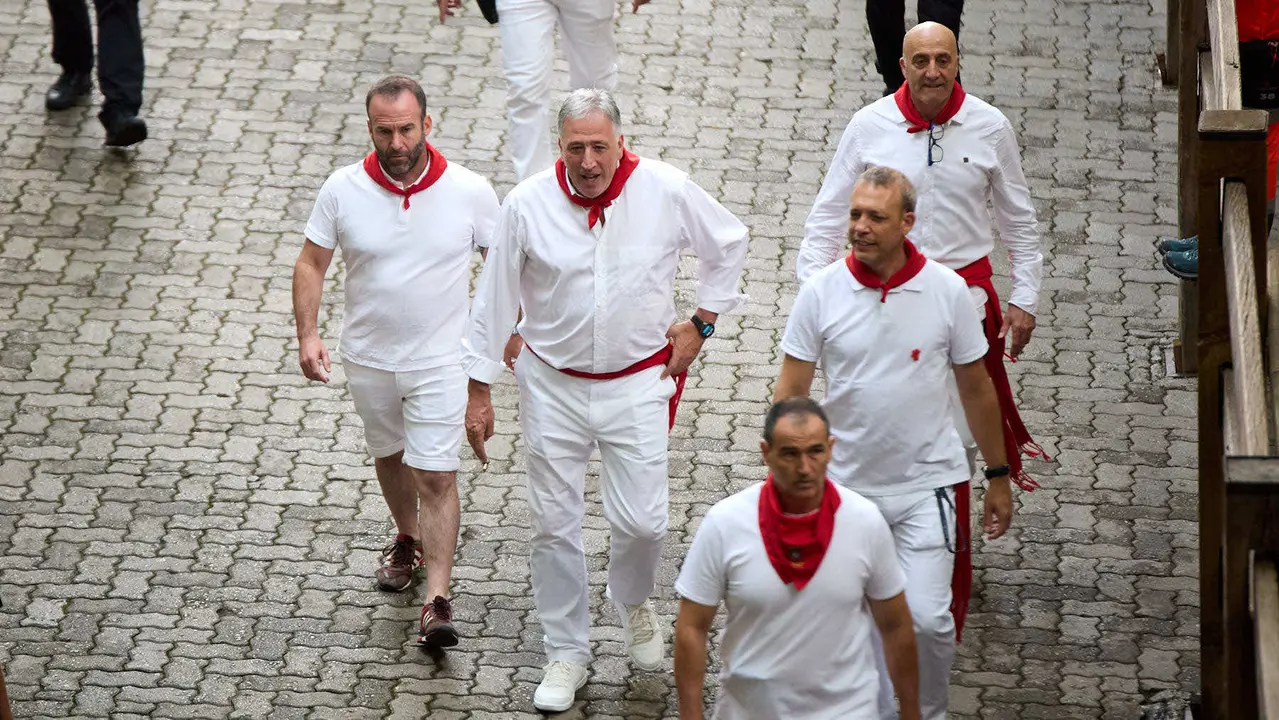 Primer encierro de San Fermín 2025 con toros de Fuente Ymbro en el tramo de Telefónica y el callejón de entrada a la plaza. IÑIGO ALZUGARAY