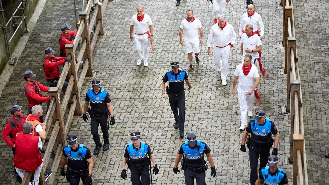 Primer encierro de San Fermín 2025 con toros de Fuente Ymbro en el tramo de Telefónica y el callejón de entrada a la plaza. IÑIGO ALZUGARAY