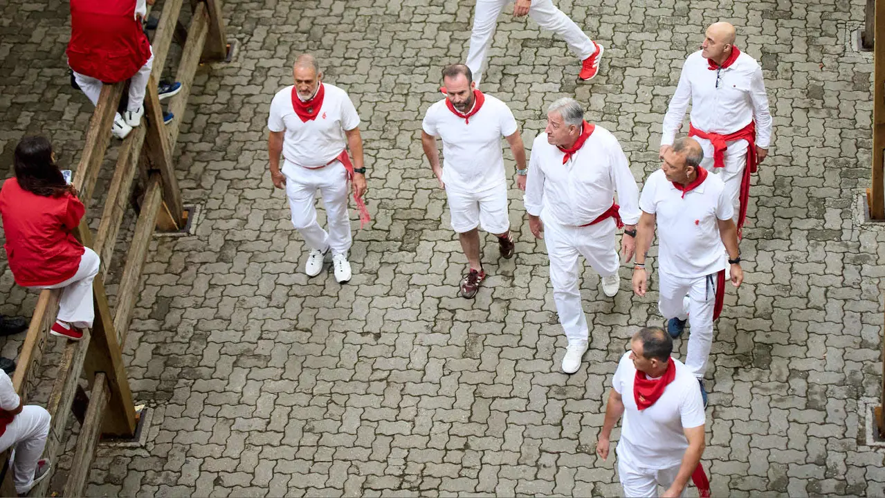Primer encierro de San Fermín 2025 con toros de Fuente Ymbro en el tramo de Telefónica y el callejón de entrada a la plaza. IÑIGO ALZUGARAY