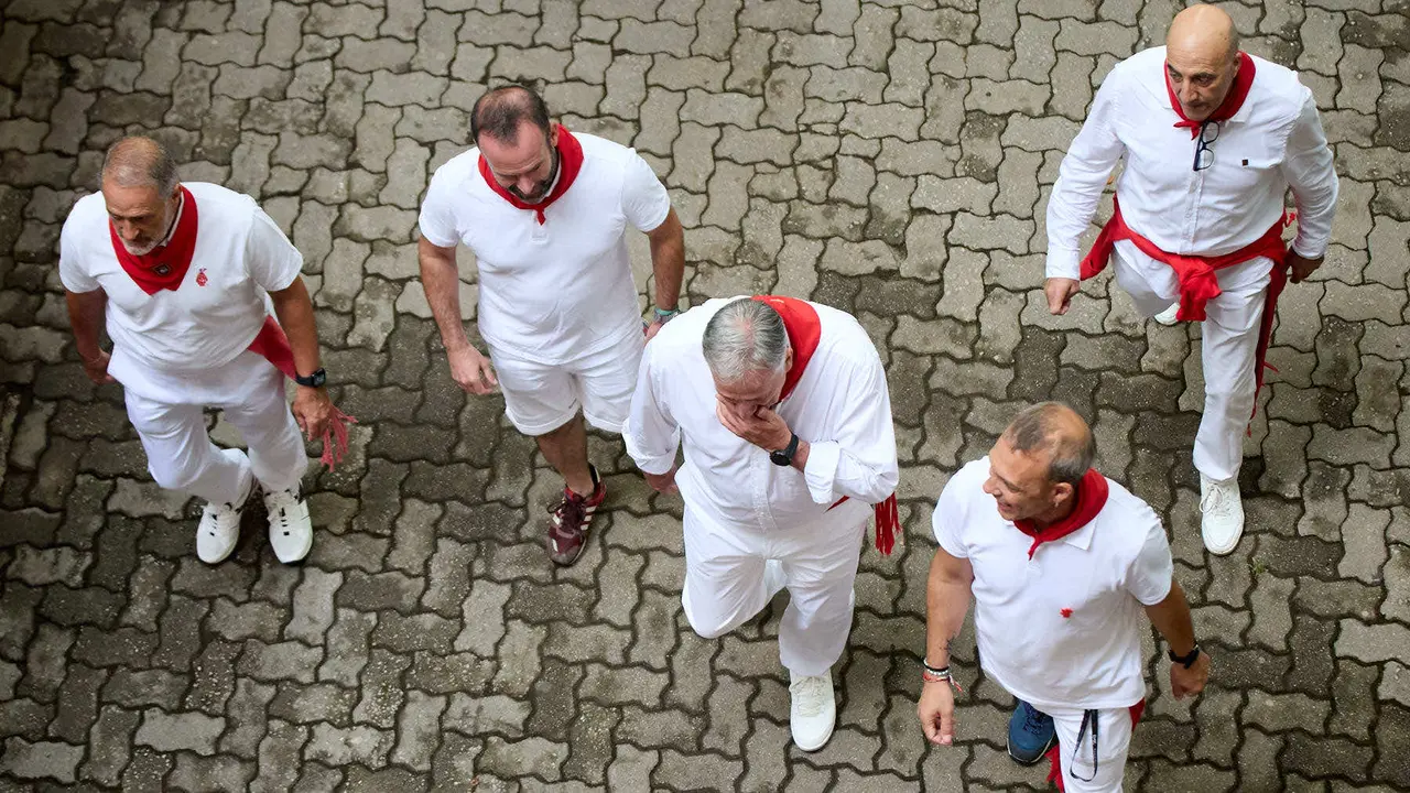 Primer encierro de San Fermín 2025 con toros de Fuente Ymbro en el tramo de Telefónica y el callejón de entrada a la plaza. IÑIGO ALZUGARAY