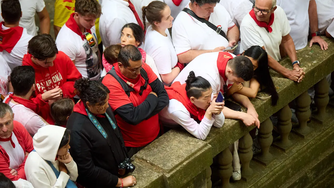 Primer encierro de San Fermín 2025 con toros de Fuente Ymbro en el tramo de Telefónica y el callejón de entrada a la plaza. IÑIGO ALZUGARAY