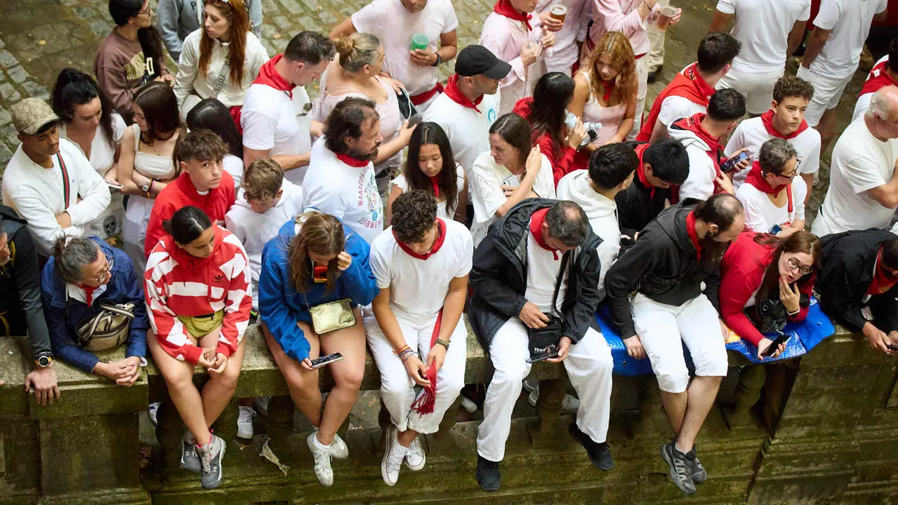Primer encierro de San Fermín 2025 con toros de Fuente Ymbro en el tramo de Telefónica y el callejón de entrada a la plaza. IÑIGO ALZUGARAY