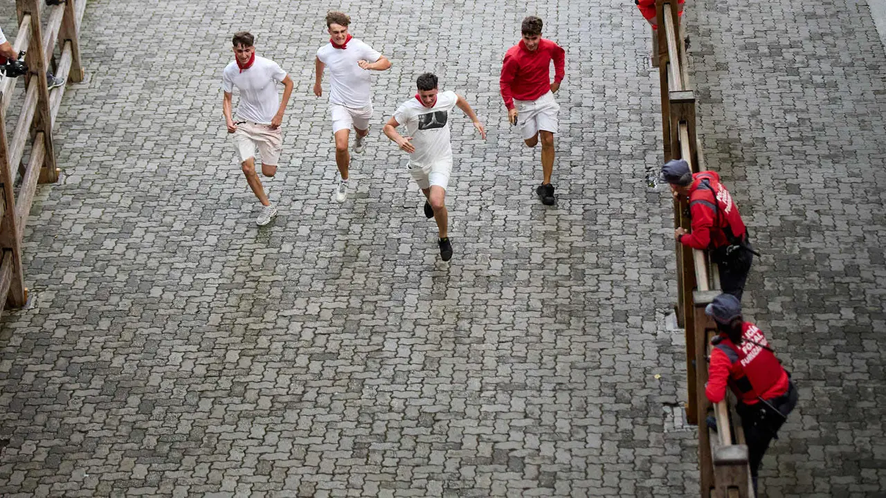 Primer encierro de San Fermín 2025 con toros de Fuente Ymbro en el tramo de Telefónica y el callejón de entrada a la plaza. IÑIGO ALZUGARAY