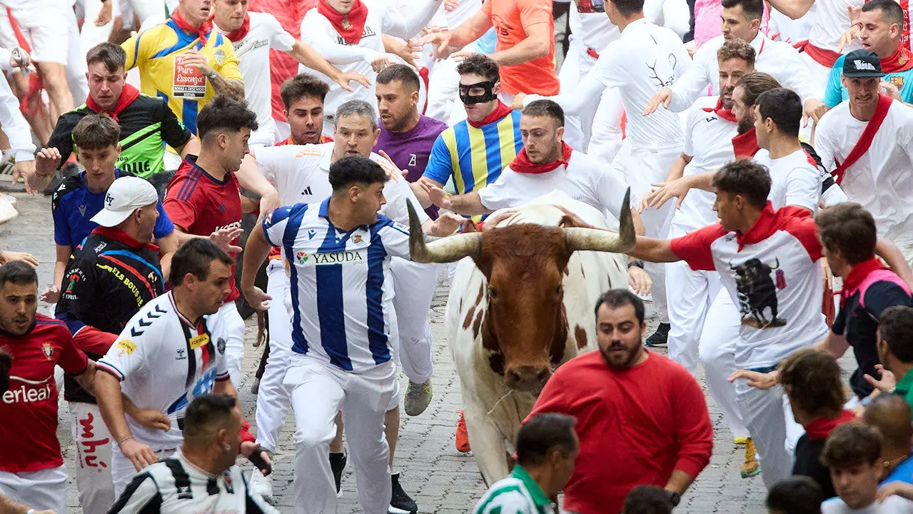 Primer encierro de San Fermín 2025 con toros de Fuente Ymbro en el tramo de Telefónica y el callejón de entrada a la plaza. IÑIGO ALZUGARAY