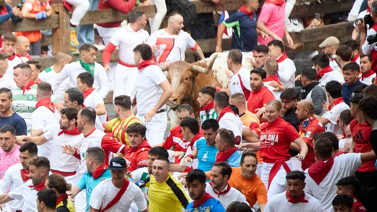 Primer encierro de San Fermín 2025 con toros de Fuente Ymbro en el tramo de Telefónica y el callejón de entrada a la plaza. IÑIGO ALZUGARAY