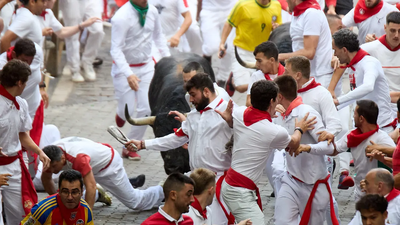 Primer encierro de San Fermín 2025 con toros de Fuente Ymbro en el tramo de Telefónica y el callejón de entrada a la plaza. IÑIGO ALZUGARAY