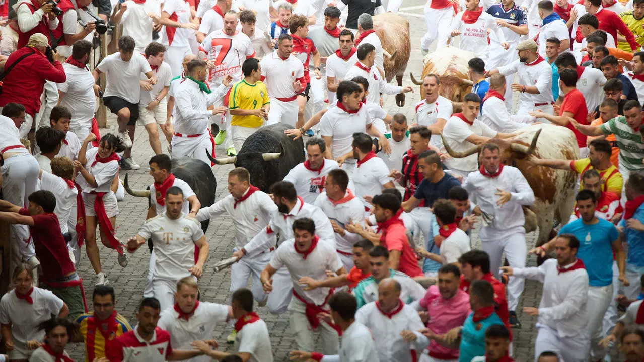 Primer encierro de San Fermín 2025 con toros de Fuente Ymbro en el tramo de Telefónica y el callejón de entrada a la plaza. IÑIGO ALZUGARAY