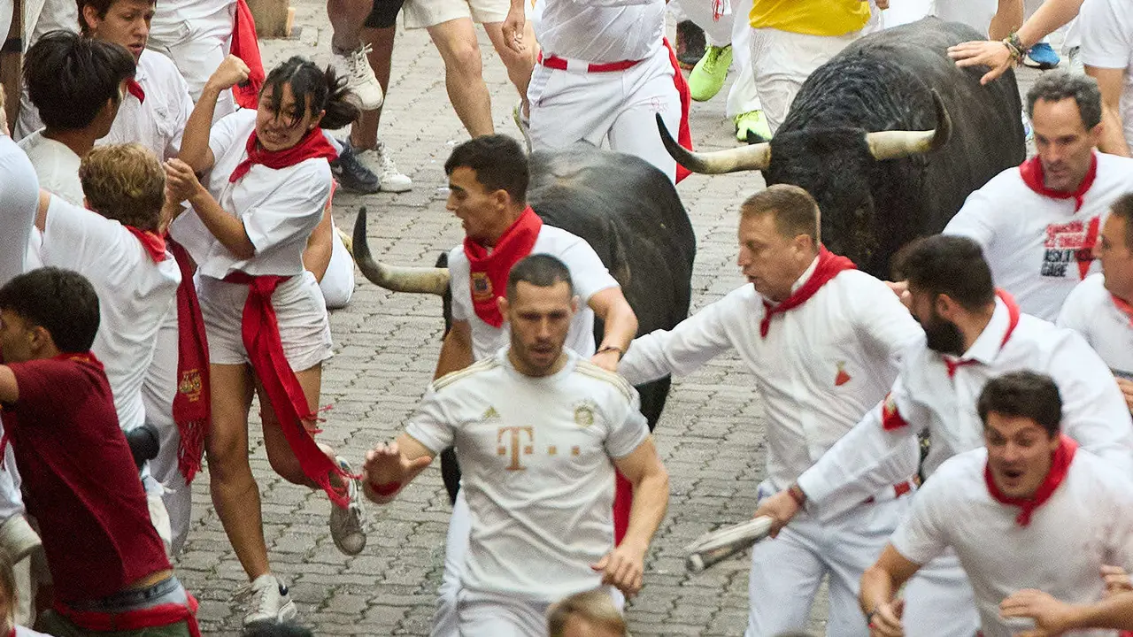 Primer encierro de San Fermín 2025 con toros de Fuente Ymbro en el tramo de Telefónica y el callejón de entrada a la plaza. IÑIGO ALZUGARAY