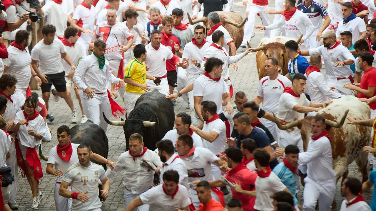 Primer encierro de San Fermín 2025 con toros de Fuente Ymbro en el tramo de Telefónica y el callejón de entrada a la plaza. IÑIGO ALZUGARAY