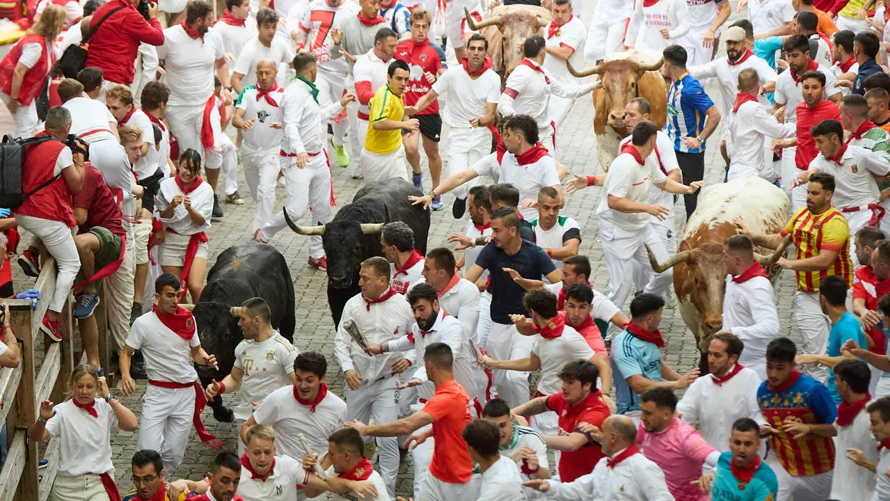 Primer encierro de San Fermín 2025 con toros de Fuente Ymbro en el tramo de Telefónica y el callejón de entrada a la plaza. IÑIGO ALZUGARAY