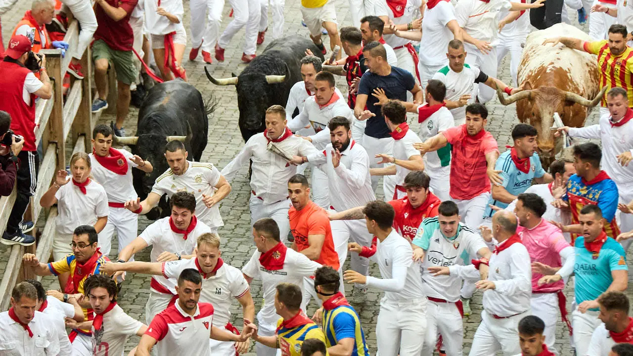 Primer encierro de San Fermín 2025 con toros de Fuente Ymbro en el tramo de Telefónica y el callejón de entrada a la plaza. IÑIGO ALZUGARAY